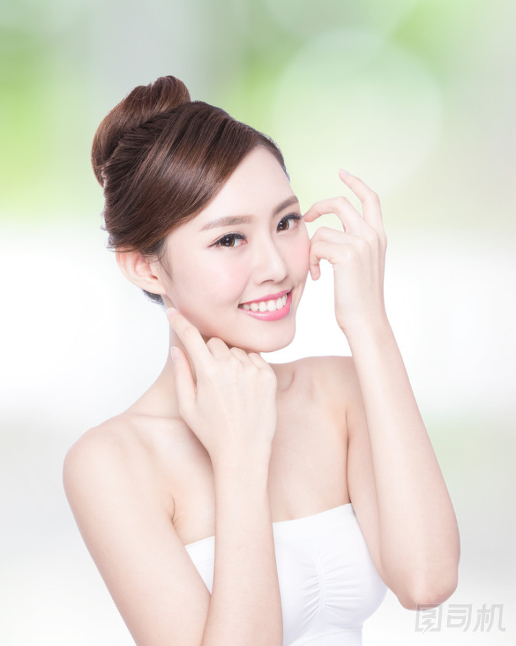 美麗的女人笑著圖片