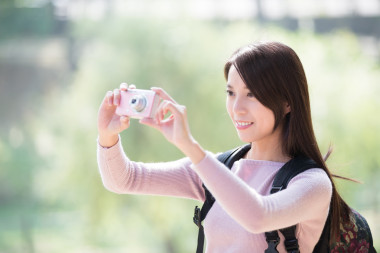 年輕女子微笑帶自拍照圖片