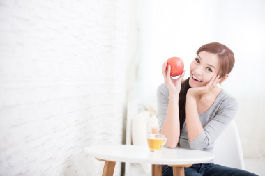 女人舉行紅蘋果圖片