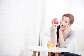 女人举行红苹果图片