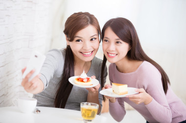 快乐年轻女性朋友