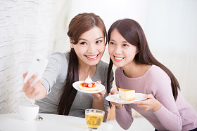 快乐年轻女性朋友