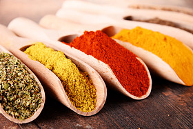 各种香料的厨房桌子上图片