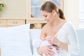 哺乳期的母亲喂养她的婴儿