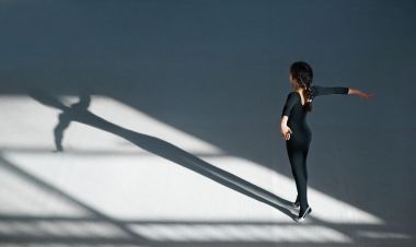 女孩跳舞廳藝術(shù)體操照片