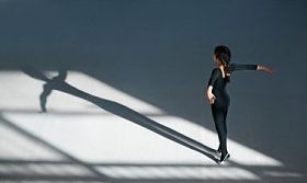女孩跳舞厅艺术体操照片