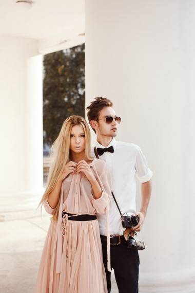 在爱情中对年轻夫妇的肖像照片