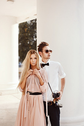 在爱情中对年轻夫妇的肖像照片