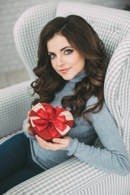 情人节那天-梦可爱女人用手中的红色心