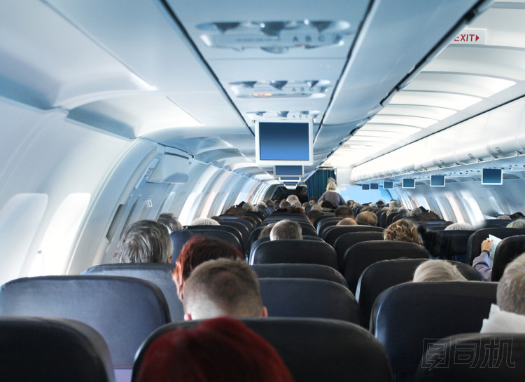 乘客在飛機機艙內部