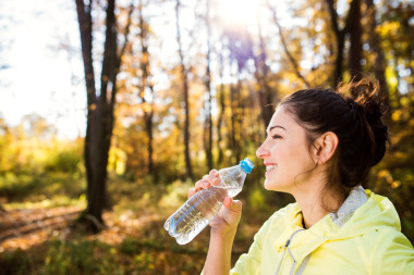 運行的年輕女子圖片