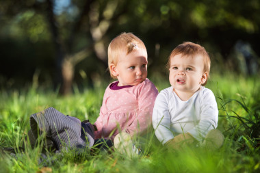 可愛的小男孩和女孩