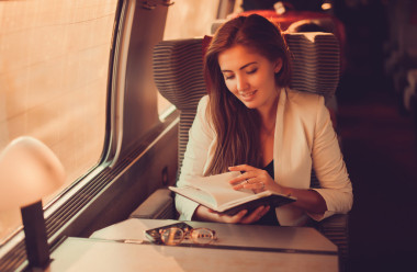讀一本書在火車上的女人