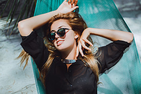 年轻的姑娘在吊床上休息