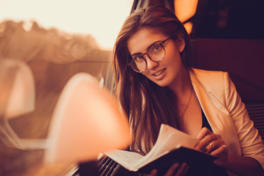 读一本书在火车上的女人