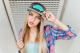 年轻的时髦美女