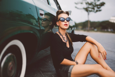 老爺車附近擺姿勢的女孩