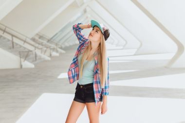 年轻的时髦美女
