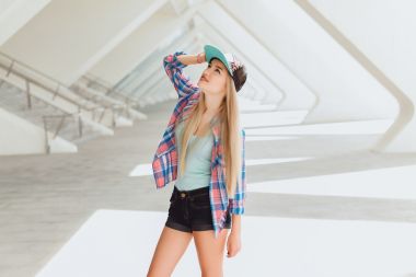 年轻的时髦美女
