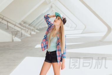 年輕的時(shí)髦美女