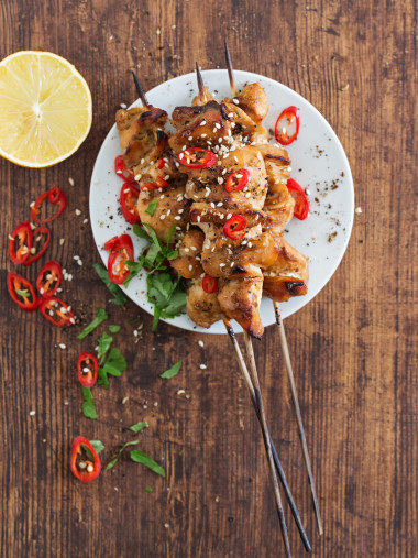 辣酱烤的鸡肉串图片