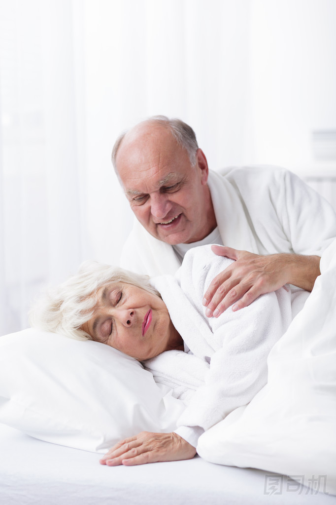 醒來她妻子的丈夫