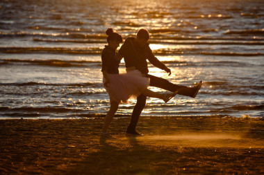男人和女人在郁郁蔥蔥的短裙子，運(yùn)行 ac 的剪影