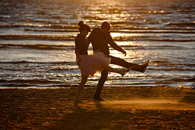 男人和女人在郁郁葱葱的短裙子，运行 ac 的剪影