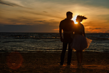 男人和女人在郁郁蔥蔥的短裙子，達(dá)到我的剪影