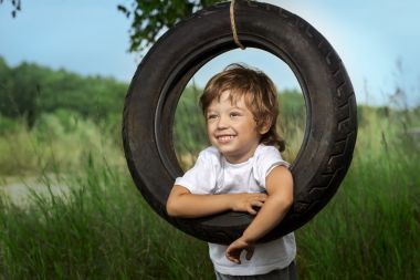 秋千上快樂的孩子圖片