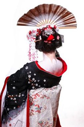 年轻漂亮的艺伎和服与樱花和装饰