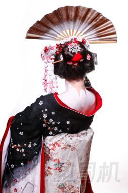 年輕漂亮的藝伎和服與櫻花和裝飾