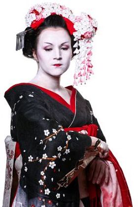 年轻漂亮的艺伎和服与樱花和装饰