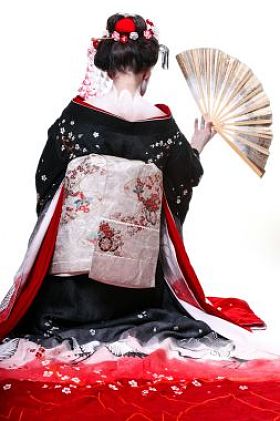 年轻漂亮的艺伎和服与樱花和装饰