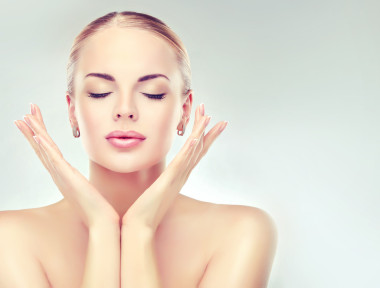 漂亮的女人和清潔新鮮的皮膚