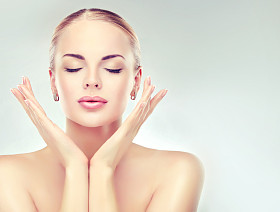 漂亮的女人和清洁新鲜的皮肤