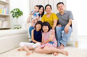 幸福的亚洲家庭图片