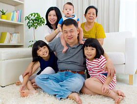 幸福的亚洲家庭照片