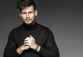 帅气性感男模特摆姿势