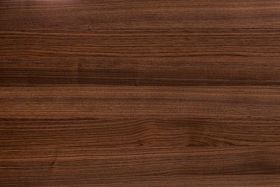 核桃木材表面的背景图片