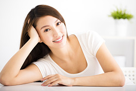 在客厅里轻松微笑少妇图片