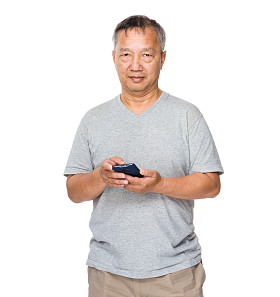 亚洲老人在灰色 t 恤
