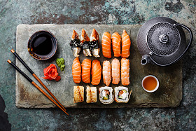 寿司套上灰色的石头石板