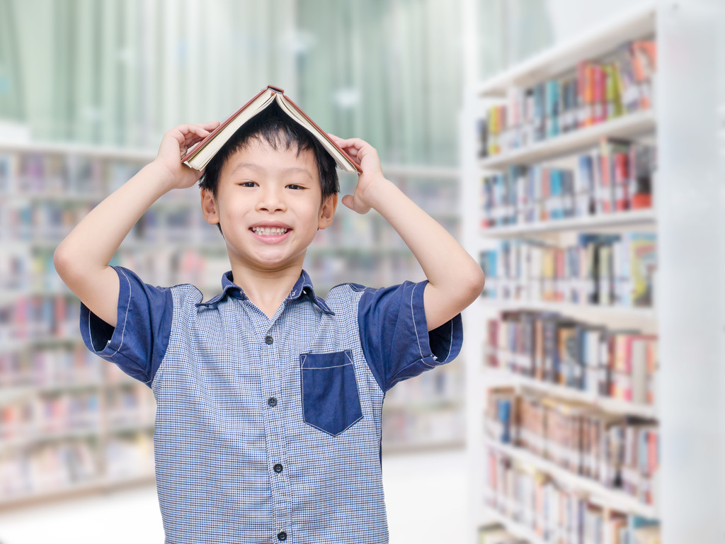 图书馆的年轻学生图片