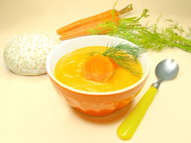 黃色蔬菜湯用胡蘿卜和面包圖片