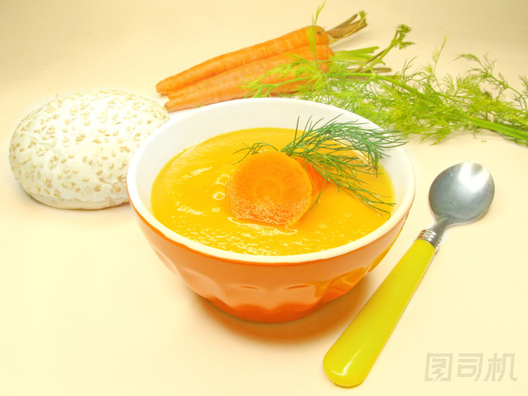 黃色蔬菜湯用胡蘿卜和面包圖片