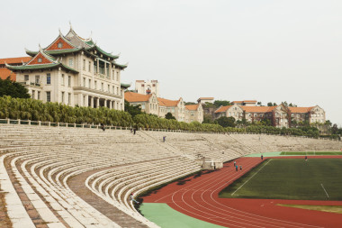 在中國，其運行軌道與廈門大學(xué)
