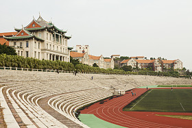 在中国，其运行轨道与厦门大学