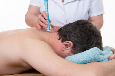 女性治疗师的中医工作一个男人的背影