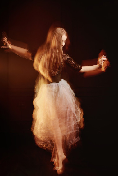 美麗的青年舞蹈家女孩跳舞和跳躍，工作室